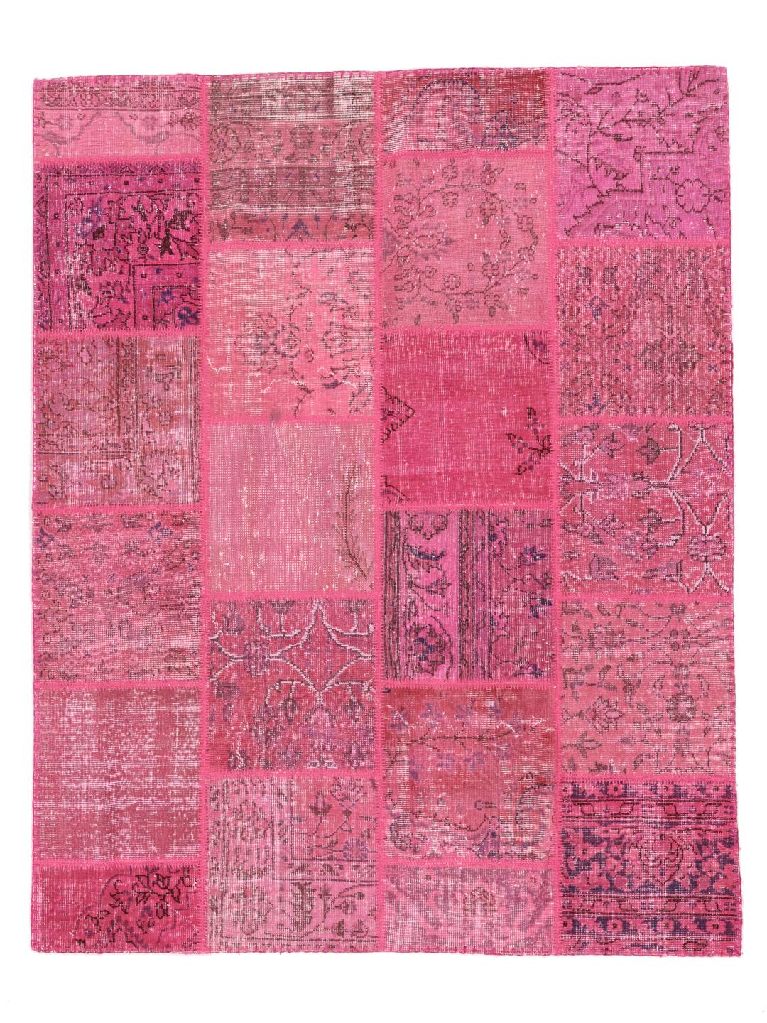 Et levende rosa tyrkisk patchwork-teppe med en rekke tradisjonelle mønstrede fragmenter.