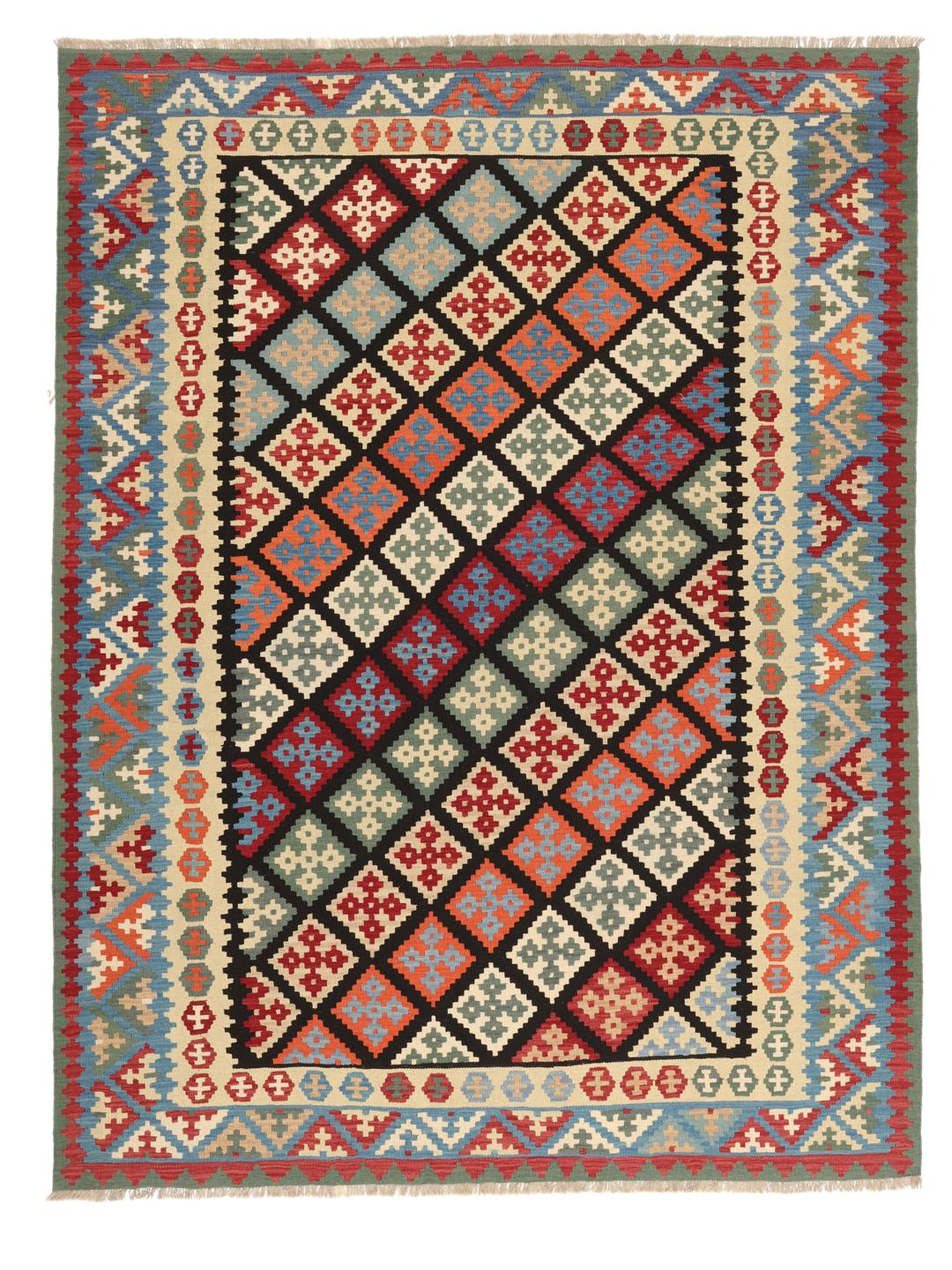 Et stort rektangulært håndvævet Kilim Ghashghai tæppe fra Mellemøsten med et flerfarvet geometrisk mønster.