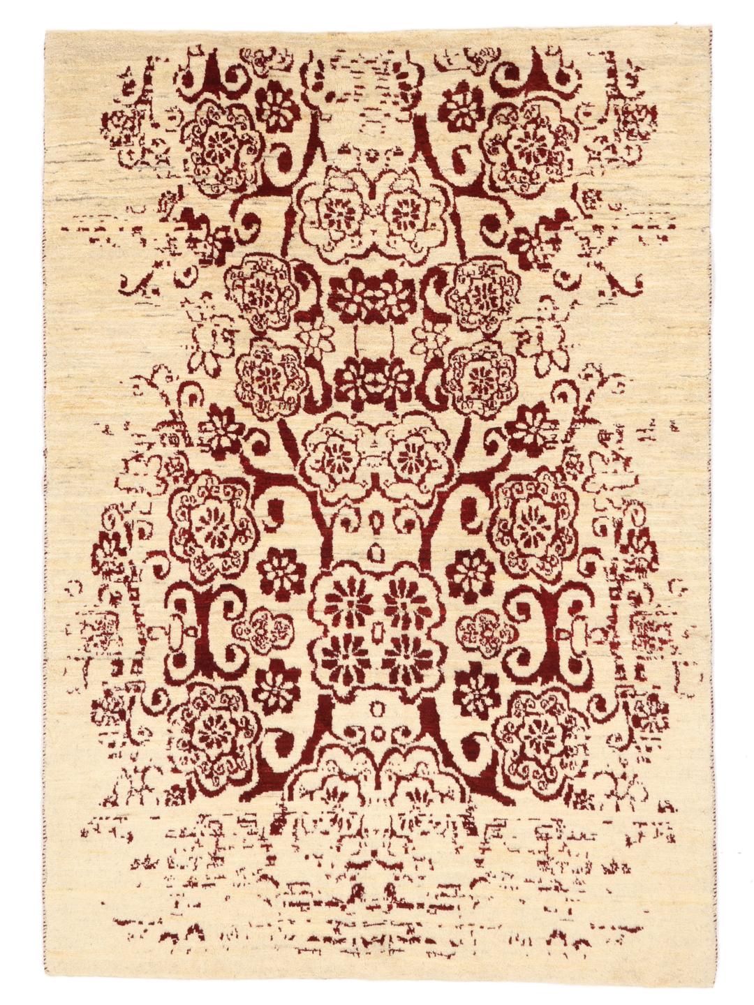 Håndknyttet Gabbeh Fine-tæppe med blomstermotiver i dybrøde og beige toner.