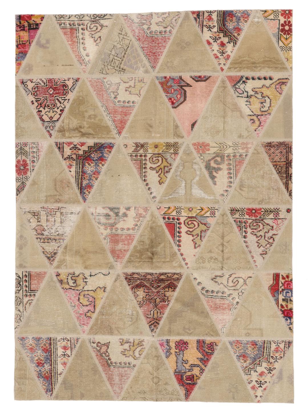 Een uniek Turks patchwork tapijt met een geometrisch driehoekspatroon in veelkleurige wol.
