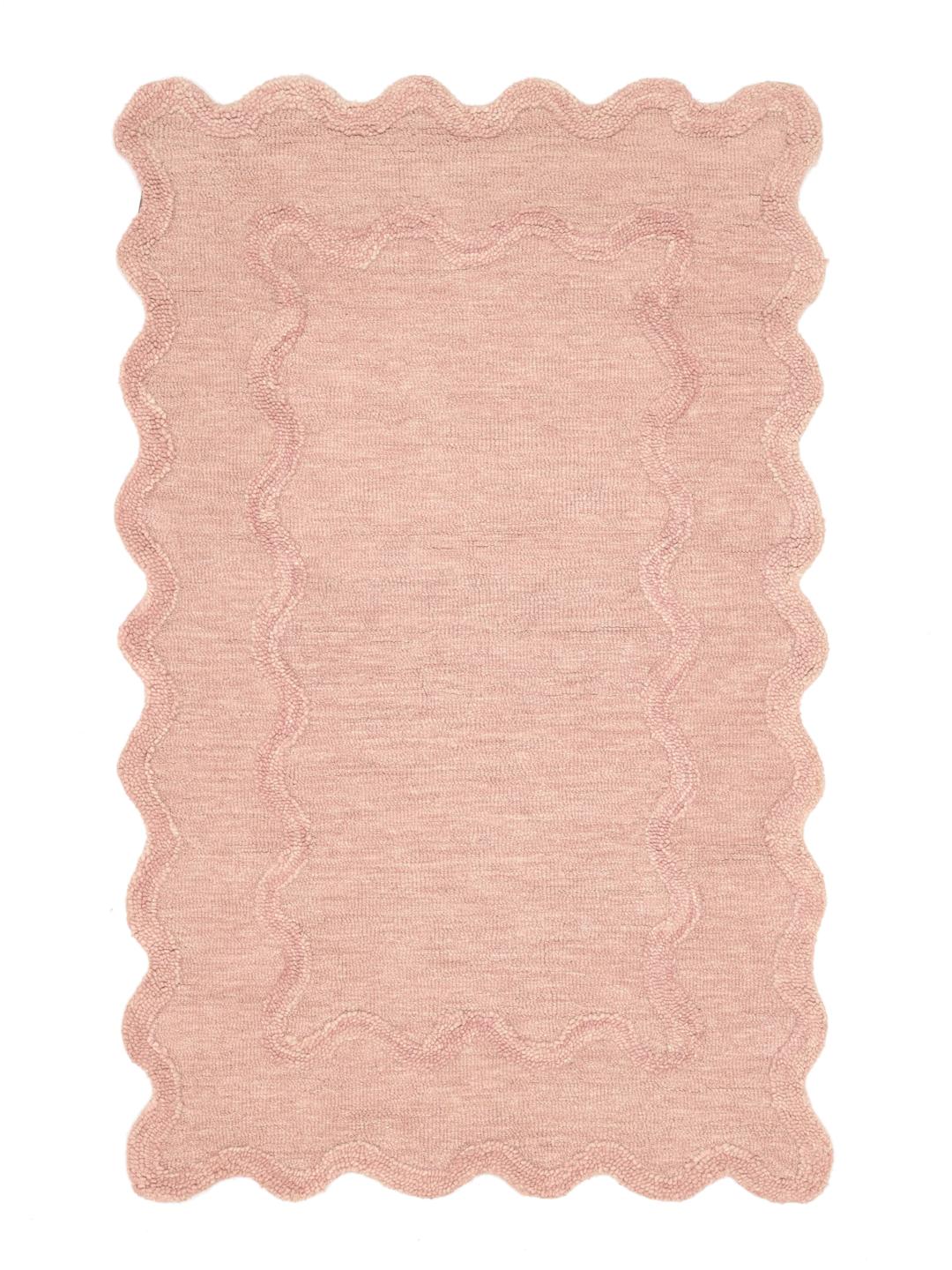 Roze tapijt met een geschulpte rand en getextureerde boord