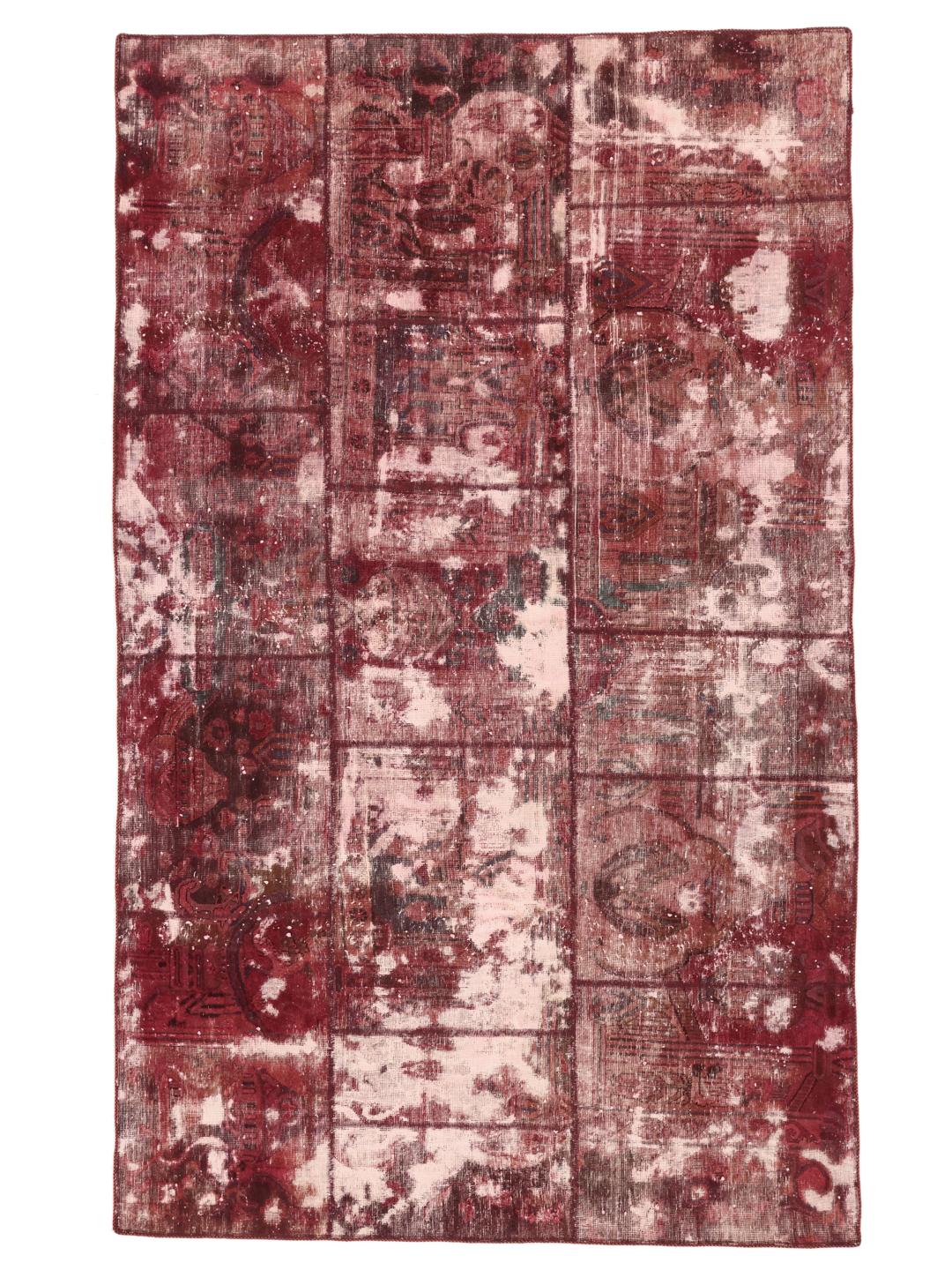 Un tapis patchwork rouge avec un design patiné noué à la main provenant du Moyen-Orient