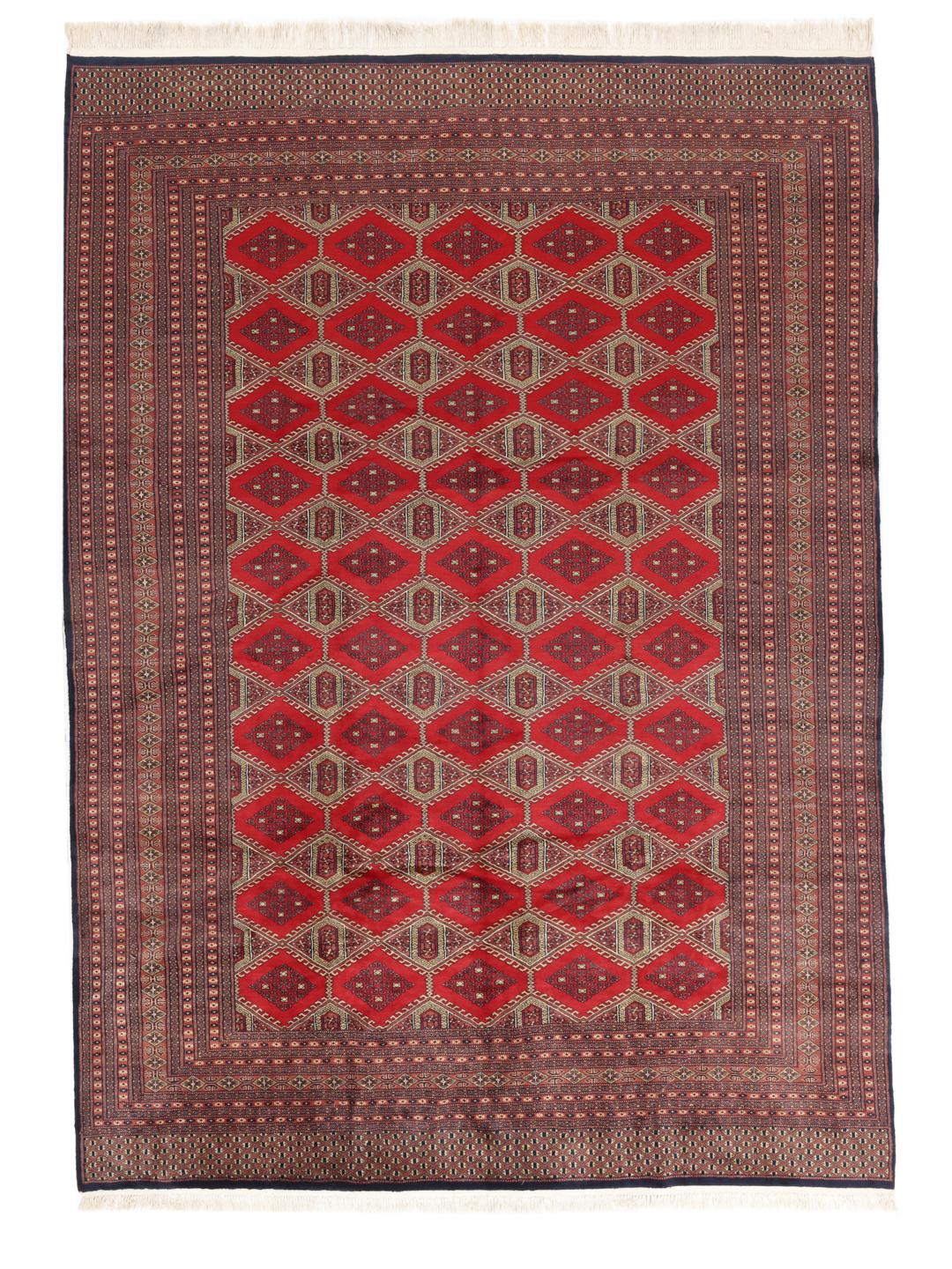 Et stort rektangulært Pakistan Bokhara tæppe med et rødt felt og gentagne geometriske motiver.