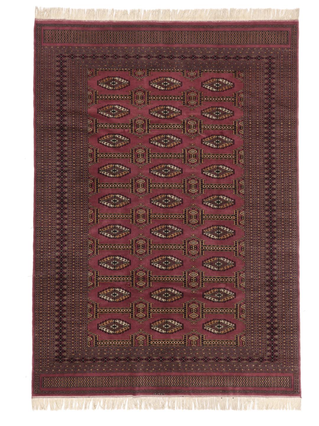 Et håndknyttet Pakistan Bokhara-tæppe med en dyb rød bund og traditionelle geometriske motiver