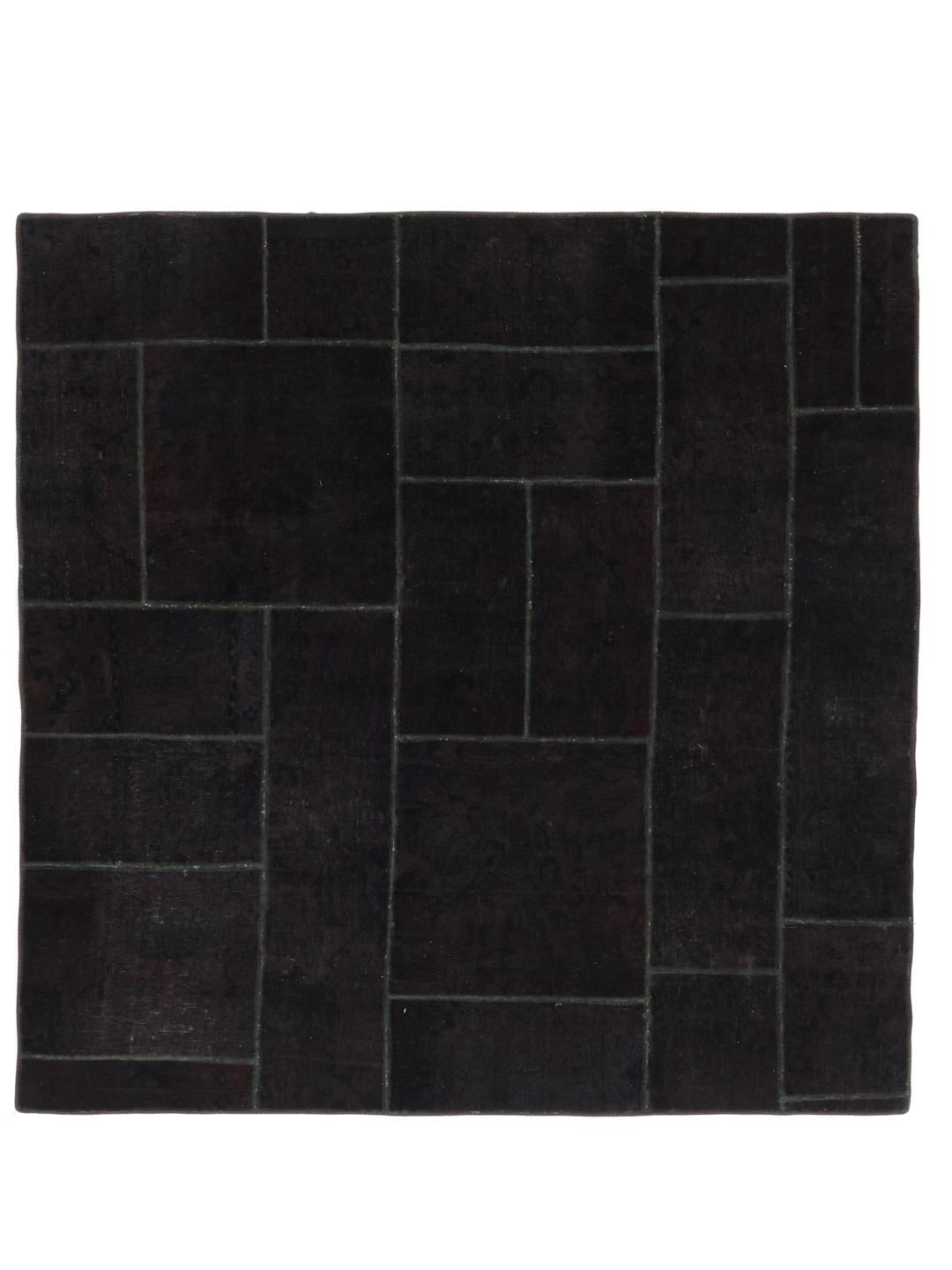 Et kvadratisk sort patchwork-tæppe med et moderne geometrisk design fra Mellemøsten