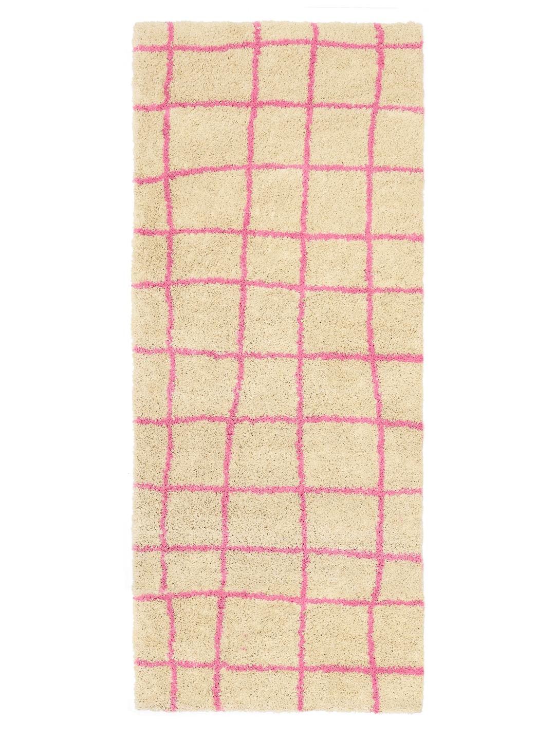 En beige løber med et pink grid-mønster