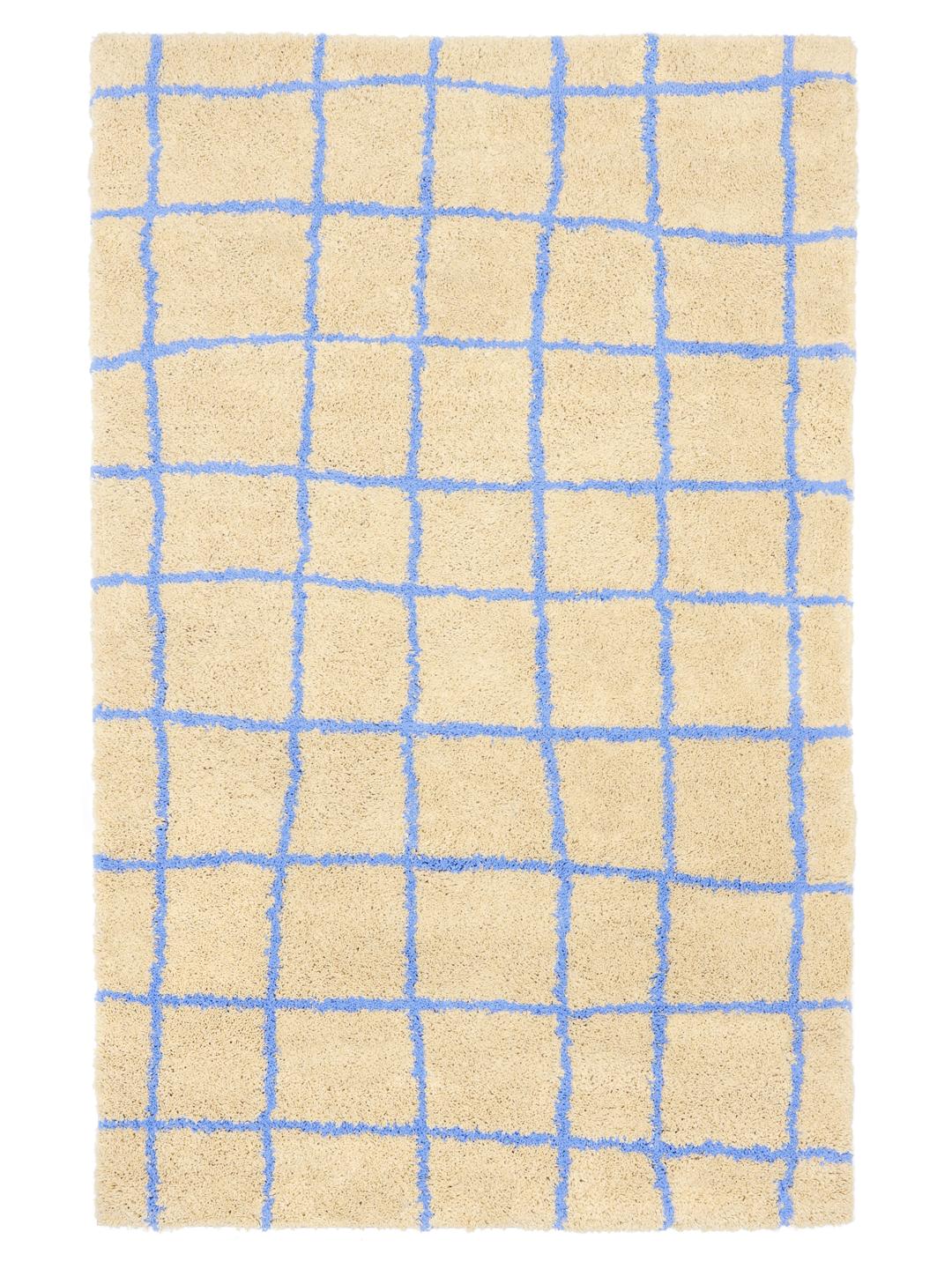 Tapis beige et bleu avec un motif à grille