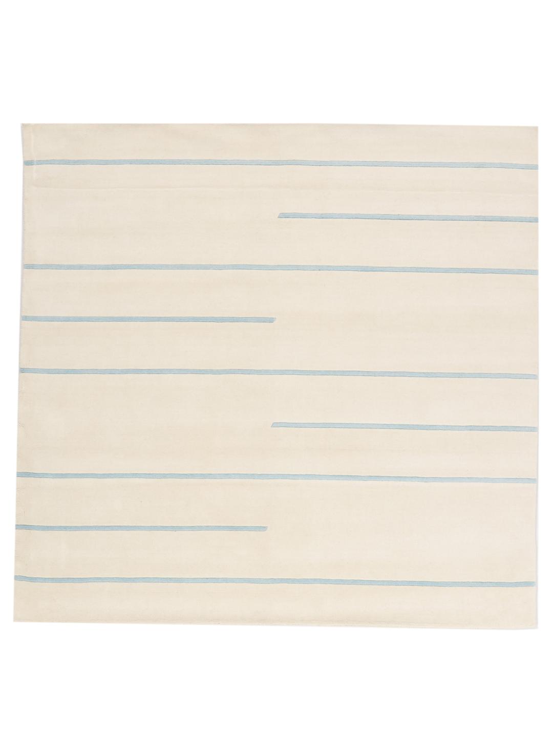Een minimalistisch handgeweven tapijt uit India met een lichtbeige basis en subtiele blauwe gestreepte accenten.
