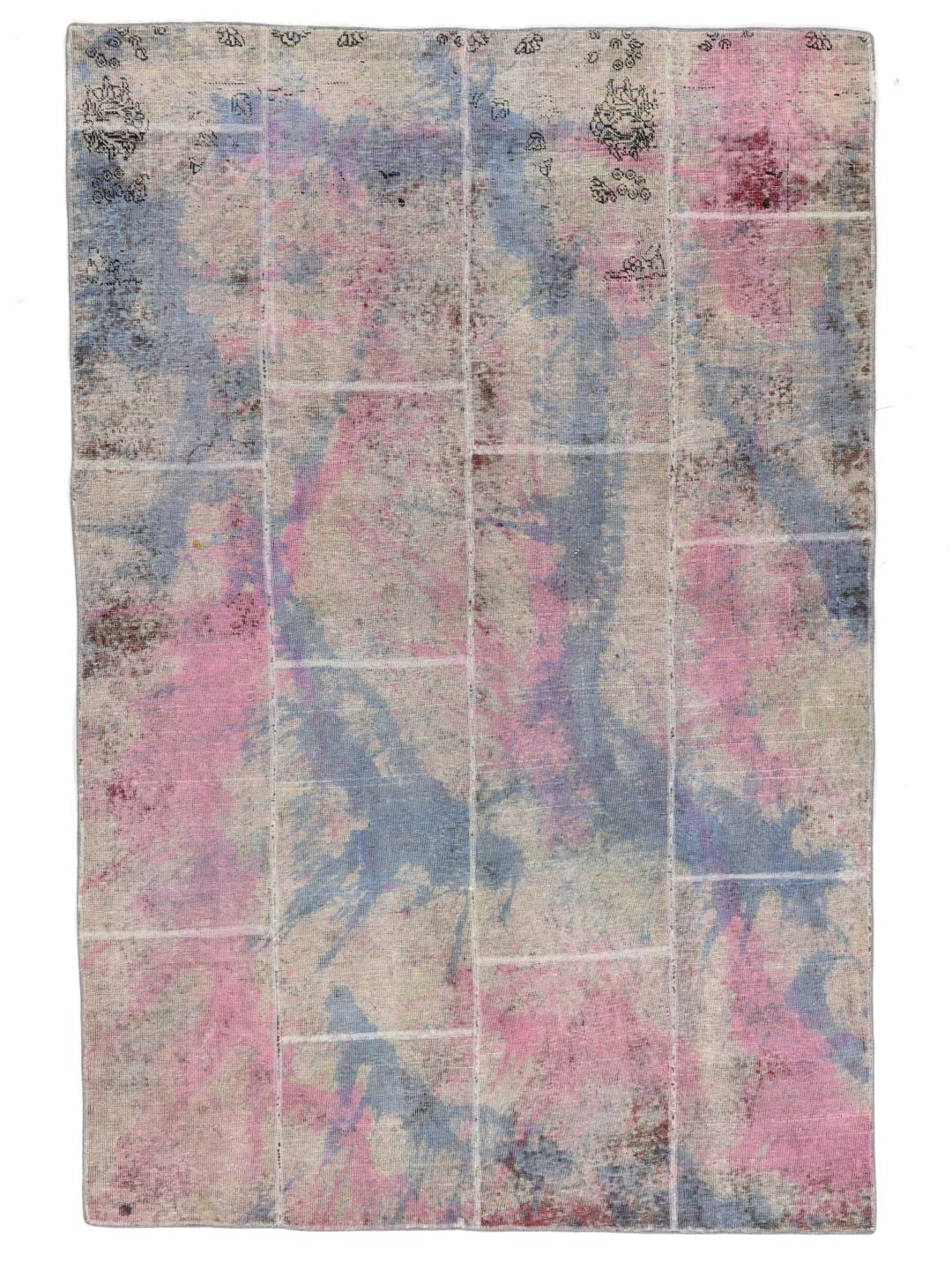 Un tapis patchwork multicolore avec des segments noués à la main dans différentes nuances