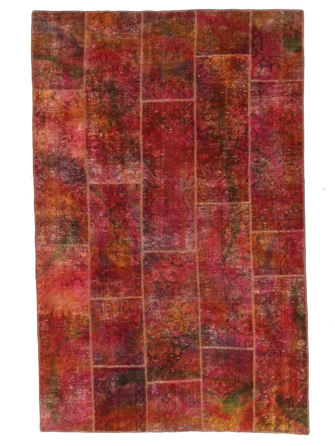 Handgeknoopt patchwork tapijt uit het Midden-Oosten in levendige rode en donkerrode tinten.