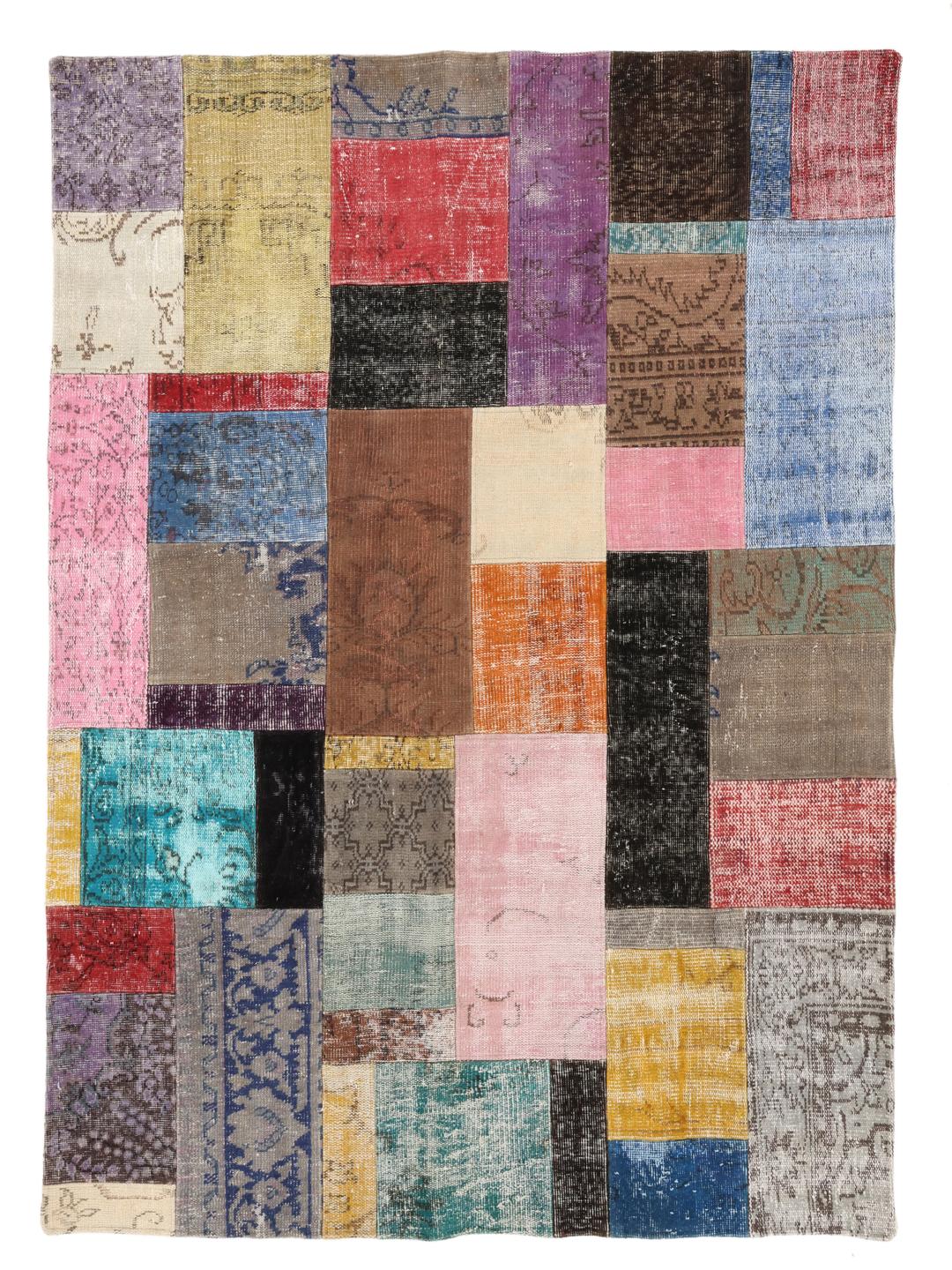 Een levendig handgemaakt Turks patchwork vloerkleed met een veelkleurig ontwerp.