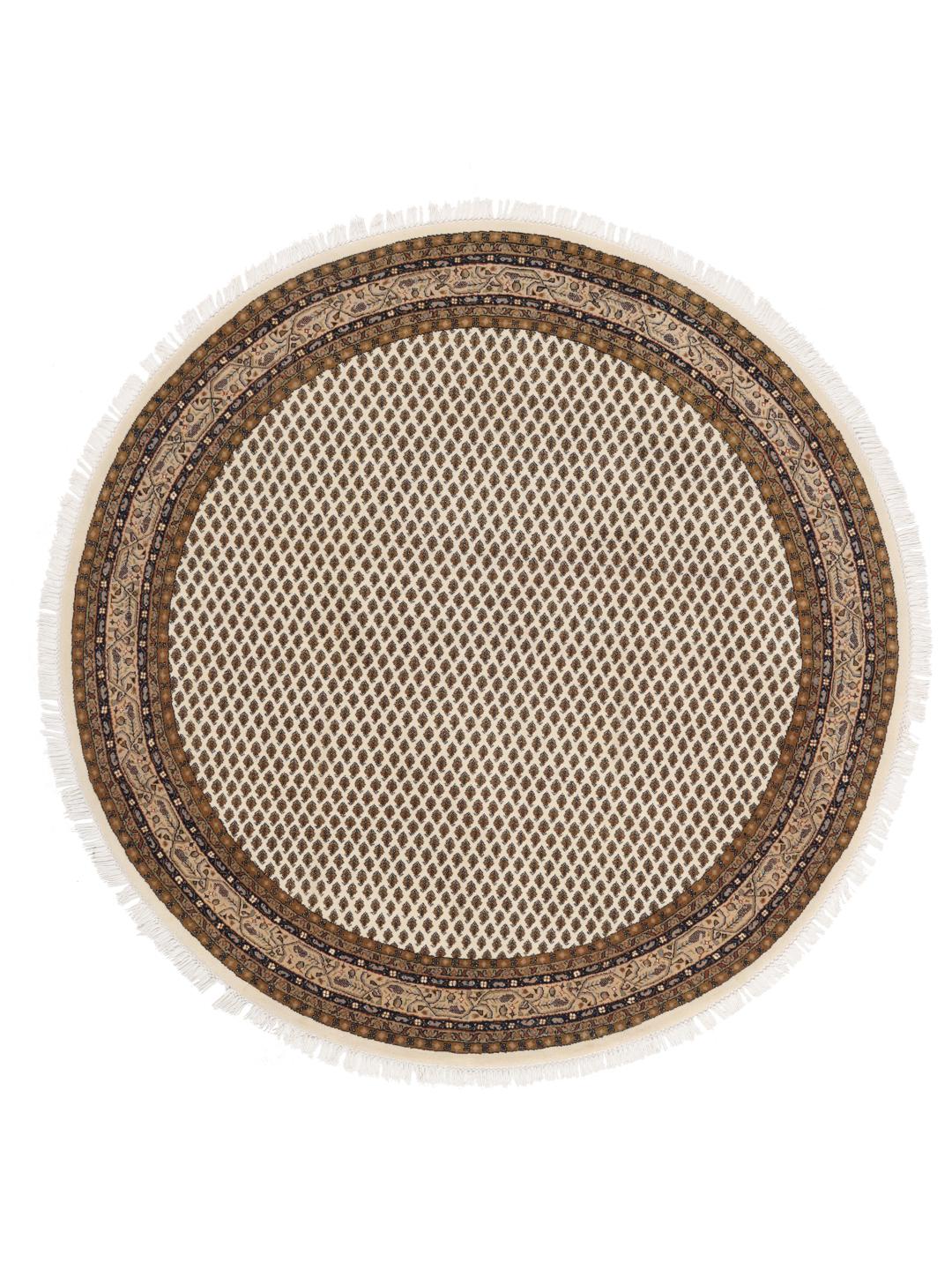 Een rond, handgeknoopt Mir Indo tapijt uit India met een beige veld en een gedetailleerde rand.