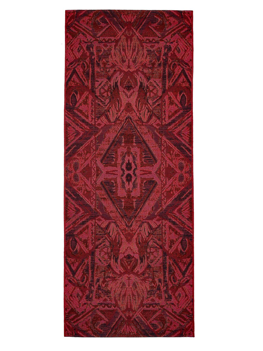 tapis de couloir en rouge foncé