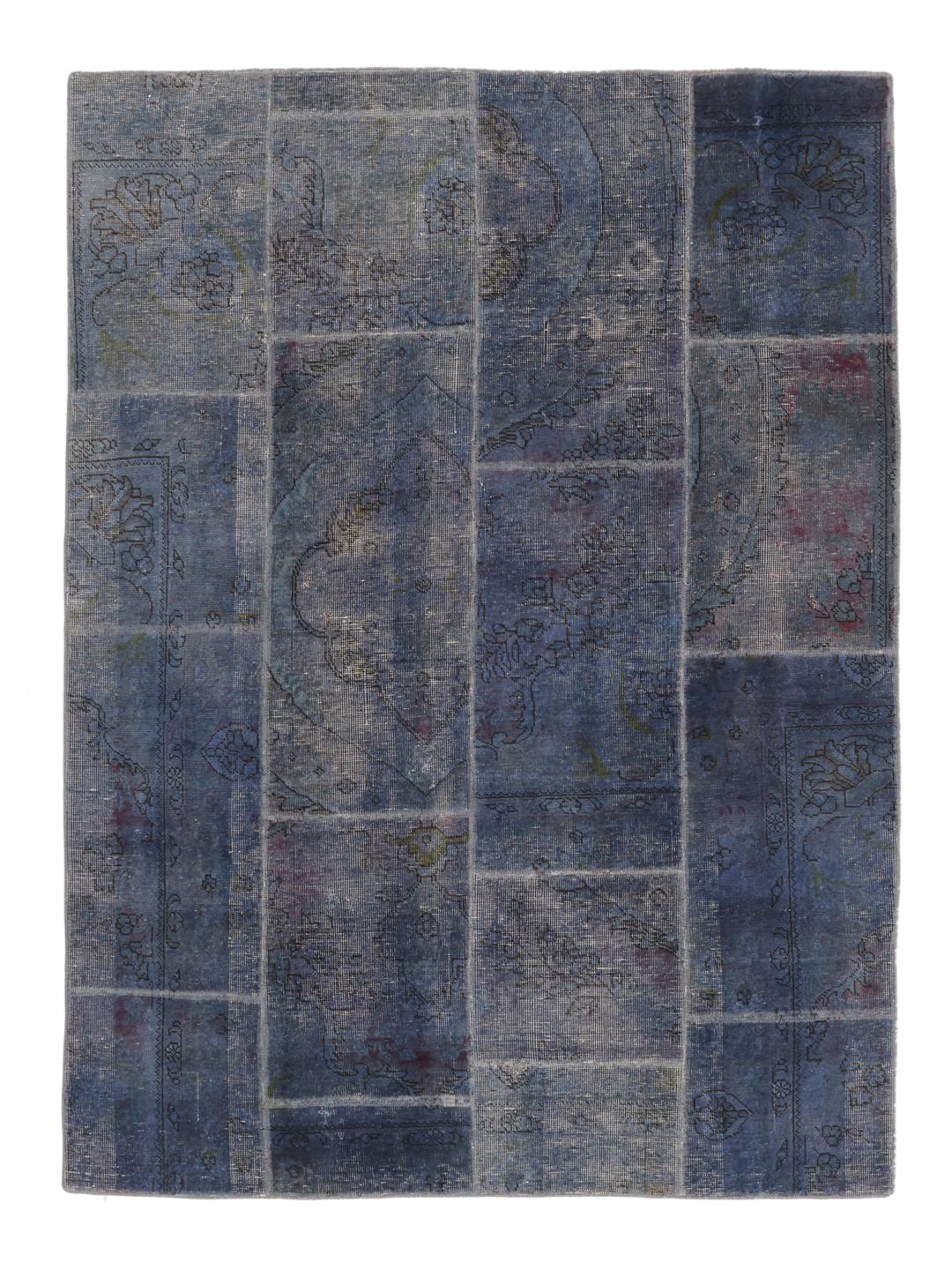 Et rektangulært patchwork-tæppe fra Mellemøsten med en dyb blå farvepalet.