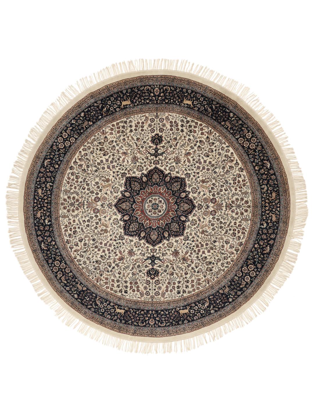 Un tapis rond Sarough American beige et bleu foncé avec des motifs floraux et un médaillon central, originaire d'Inde.