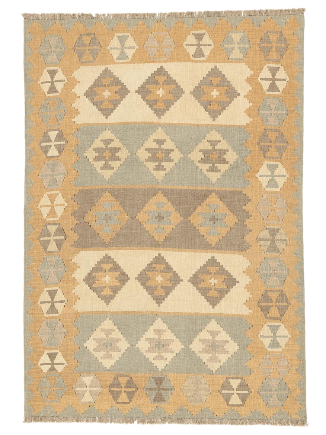 Un tappeto Kelim Ghashghai tessuto a mano con motivi geometrici in tenui tonalità terrose multicolori.