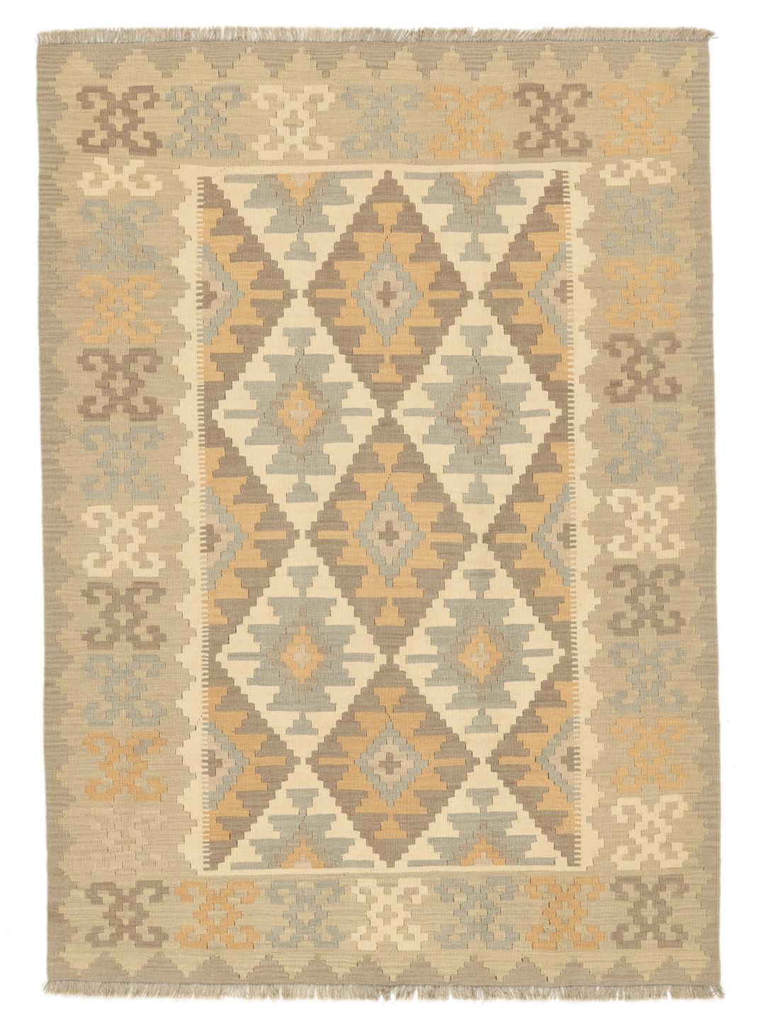 Et rektangulært håndvævet Kelim-tæppe fra Mellemøsten med et beige og flerfarvet geometrisk mønster.