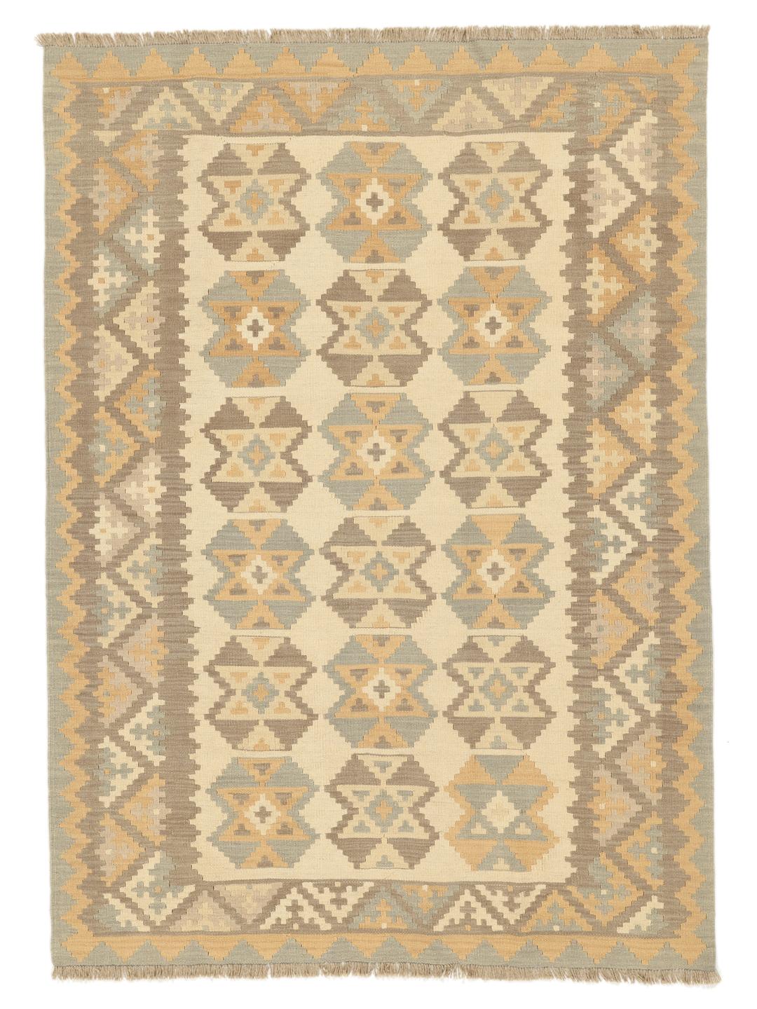 Tapis Kelim Ghashghai tissé à la main provenant du Moyen-Orient dans des tons beiges et terreux.