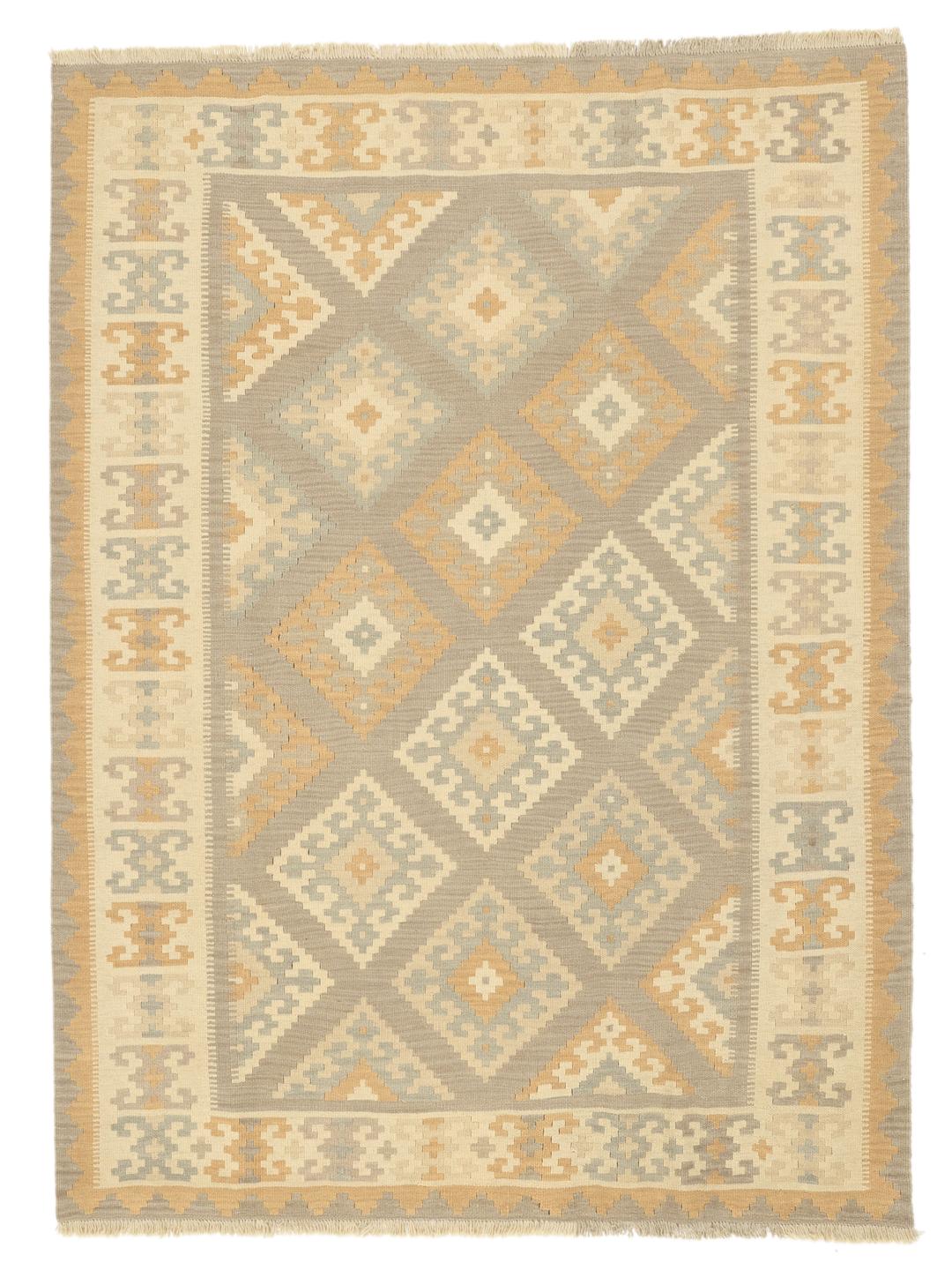 Un tappeto rettangolare Kilim Ghashghai tessuto a mano proveniente dal Medio Oriente con un motivo geometrico a rombi nei toni del beige e del grigio.