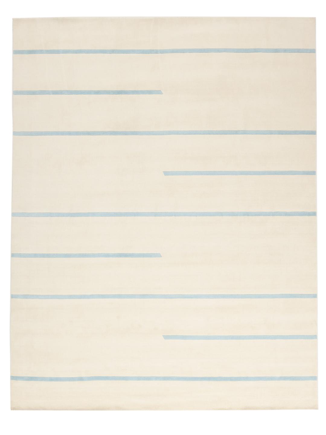 Een groot rechthoekig handgeweven tapijt uit India met een minimalistisch gestreept patroon in beige en blauw.