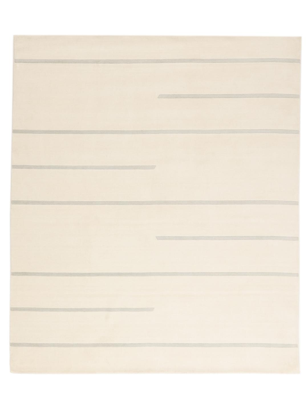 Et moderne, håndvævet tæppe fra Indien i en blød beige farve med minimalistiske stribede mønstre.