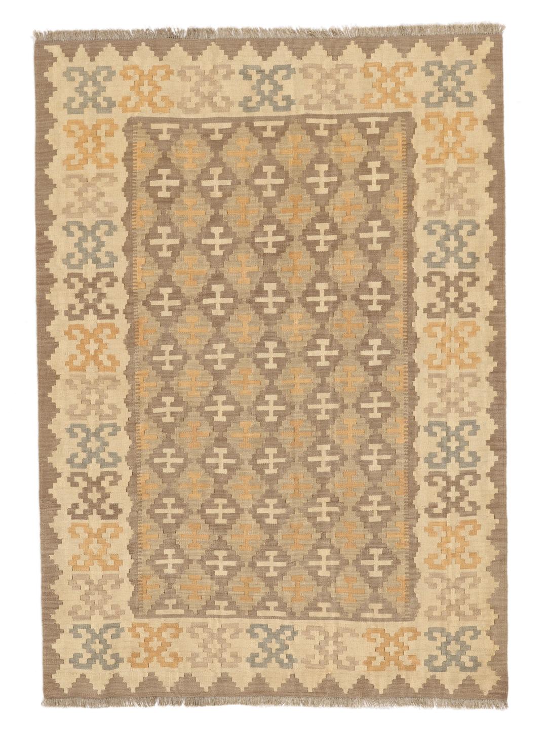 Un tapis kilim Ghashghai rectangulaire provenant du Moyen-Orient dans des tons beige et marron.