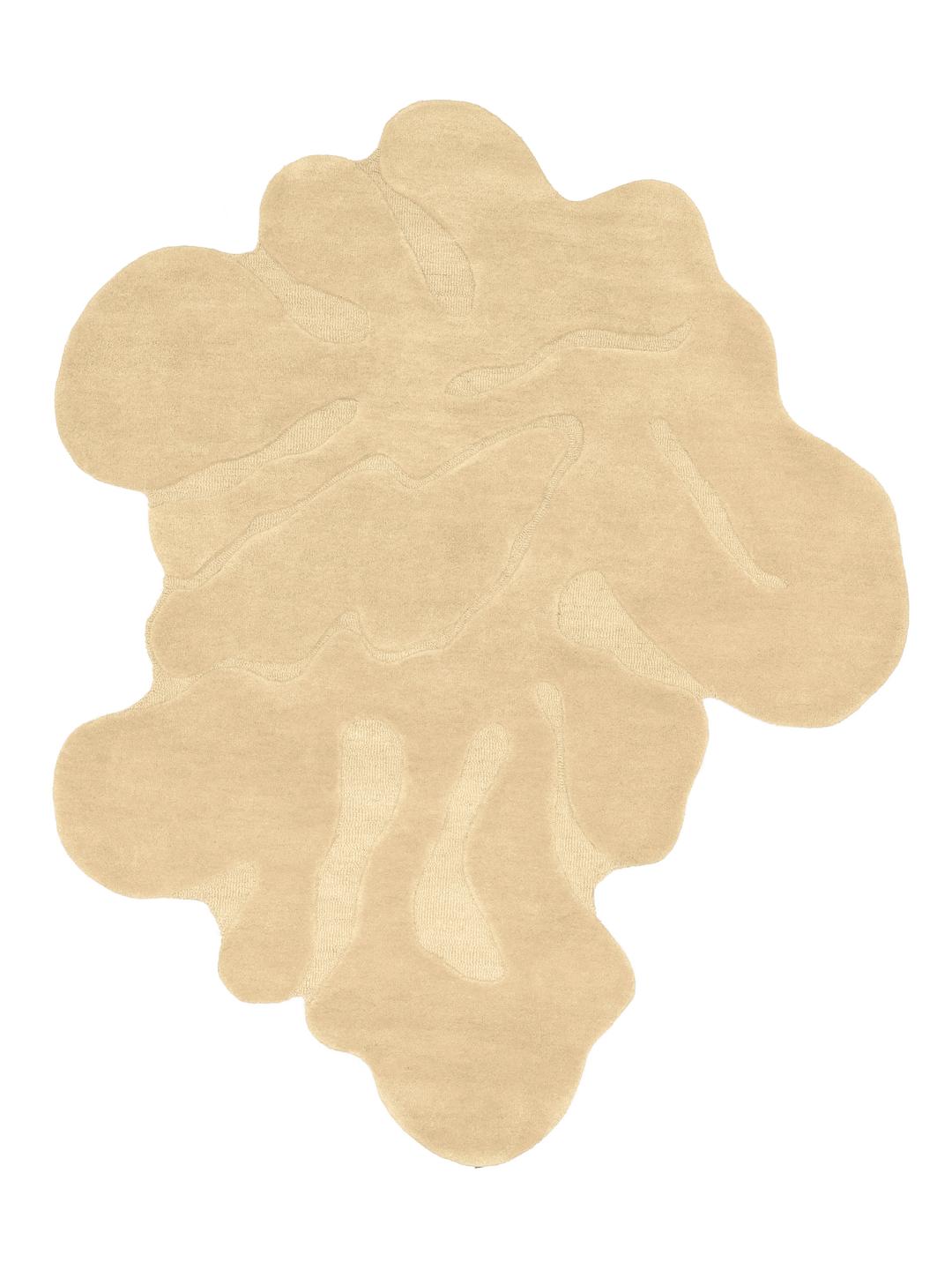 Uregelmæssigt formet beige tæppe