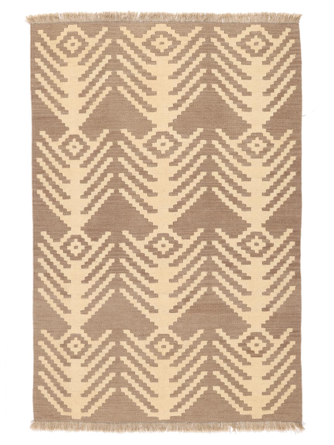 Un tapis kelim Ghashghai tissé à la main, dans des tons beige et brun, originaire du Moyen-Orient.