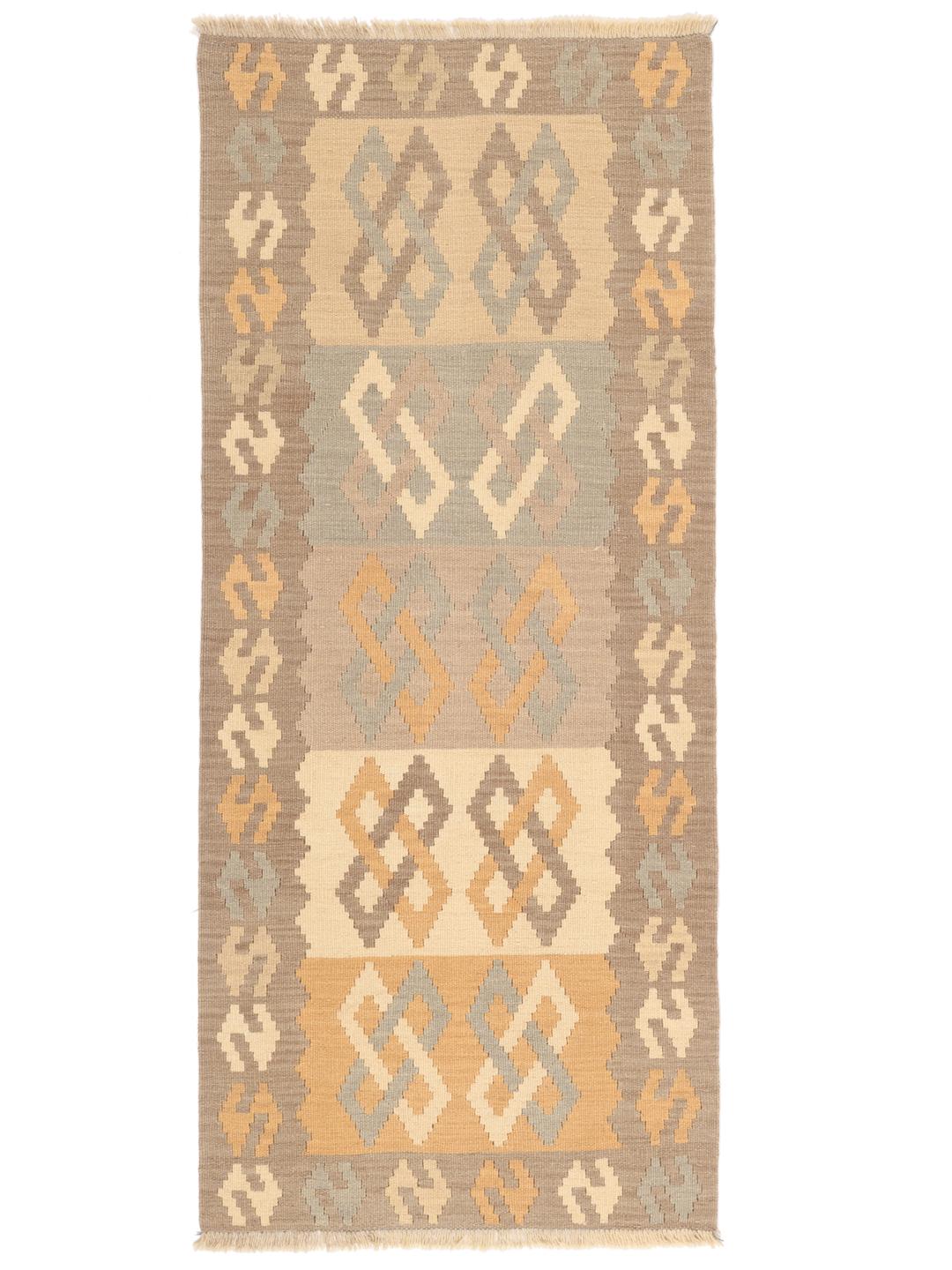 Runner Kilim tessuto a mano con motivi geometrici in tonalità marroni e terrose dal Medio Oriente