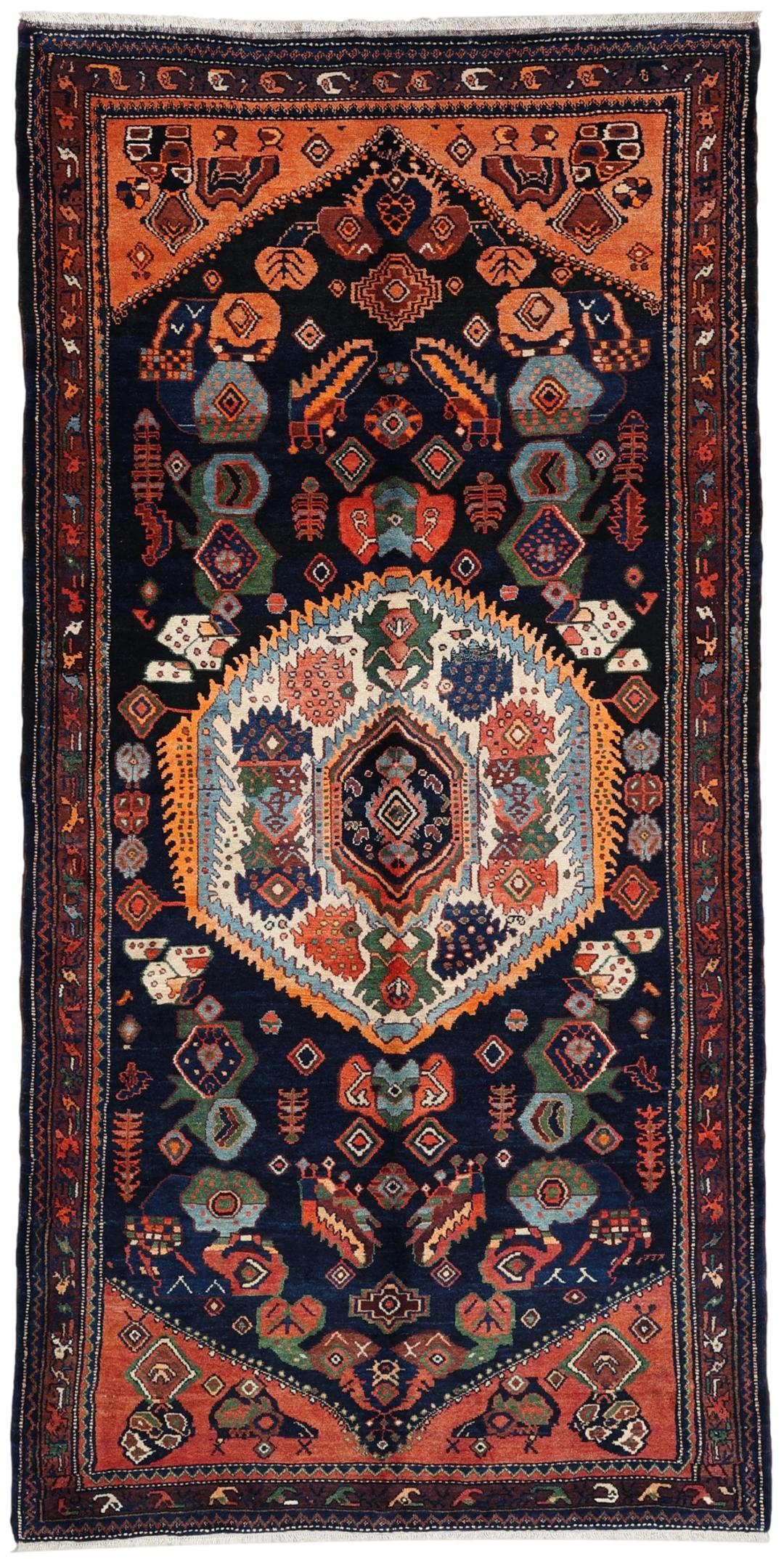 Een met de hand geknoopt Lillian-tapijt uit het Midden-Oosten met een donkerblauw en oranje kleurenpalet.