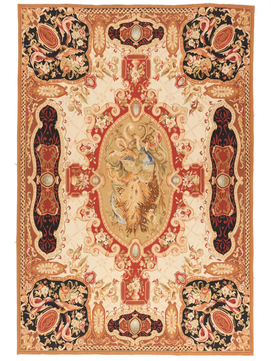 Håndvævet tæppe i Aubusson-stil fra Kina med et blomster- og påfugledesign i mange farver.