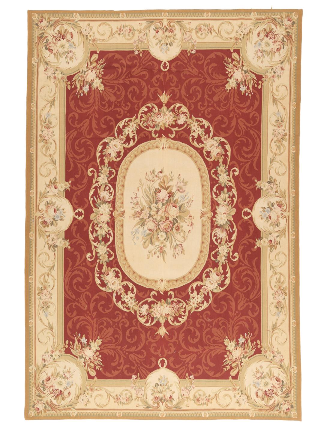 Et rektangulært tæppe i Aubusson-stil fra Kina med en rød baggrund og blomstermønstre i beige.