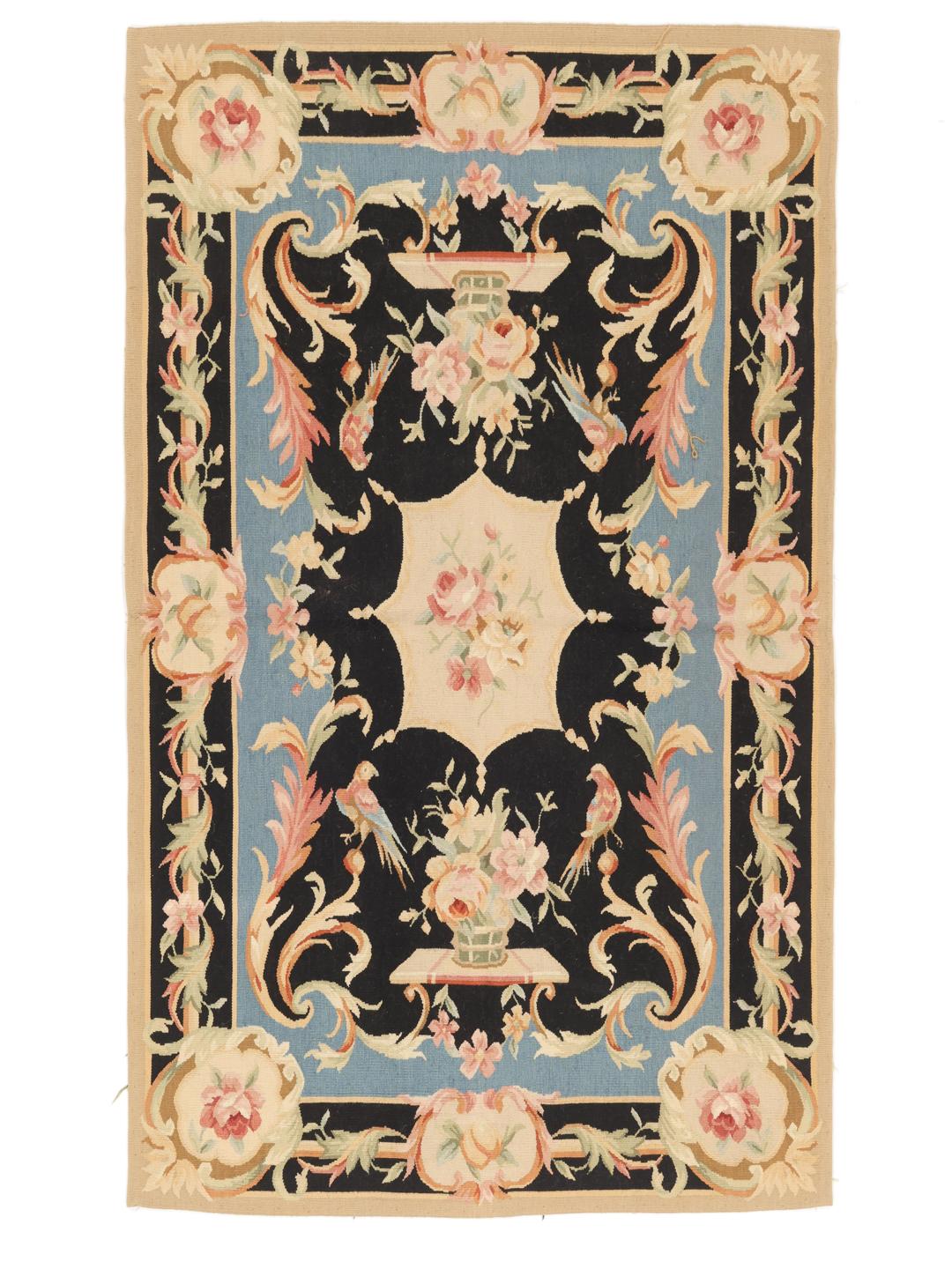 Håndvævet tæppe i Aubusson-stil fra Kina med blomstermotiver i flere farver.