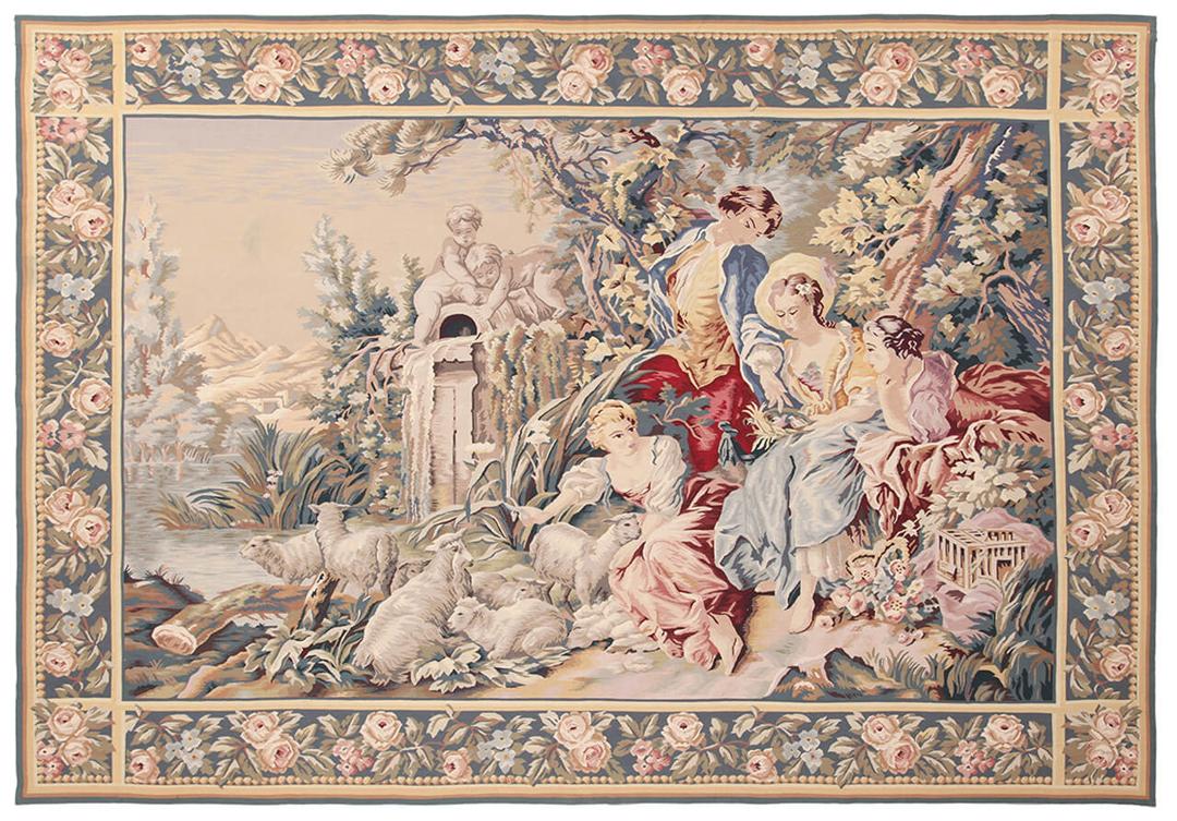 Et rektangulært håndvævet tæppe fra Kina med en farverig pastoral scene med figurer og får.
