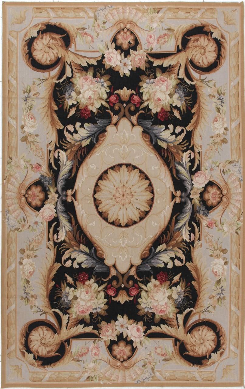 Et rektangulært håndvævet tæppe fra Kina med et klassisk blomstret Aubusson-mønster i multifarvede toner.
