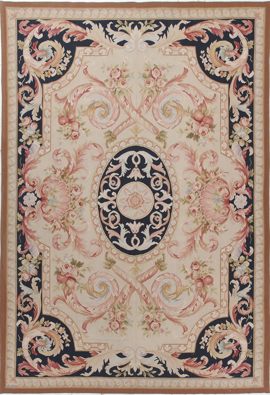 Et rektangulært tæppe i Aubusson-stil med indviklede blomstermotiver og mørkeblå og beige toner fra Kina.