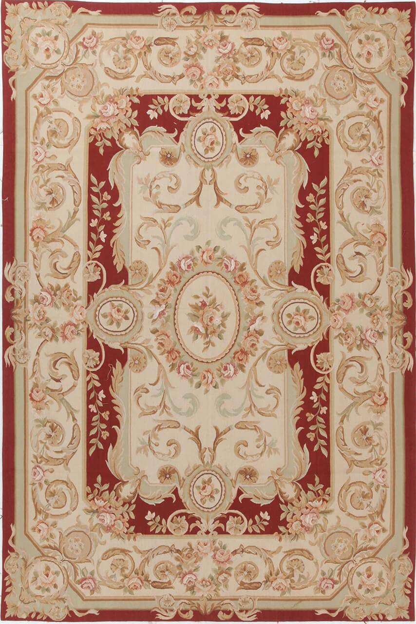 Et håndvævet kinesisk kilim-tæppe med et klassisk rødt og beige blomsterdesign i Aubusson-stil.
