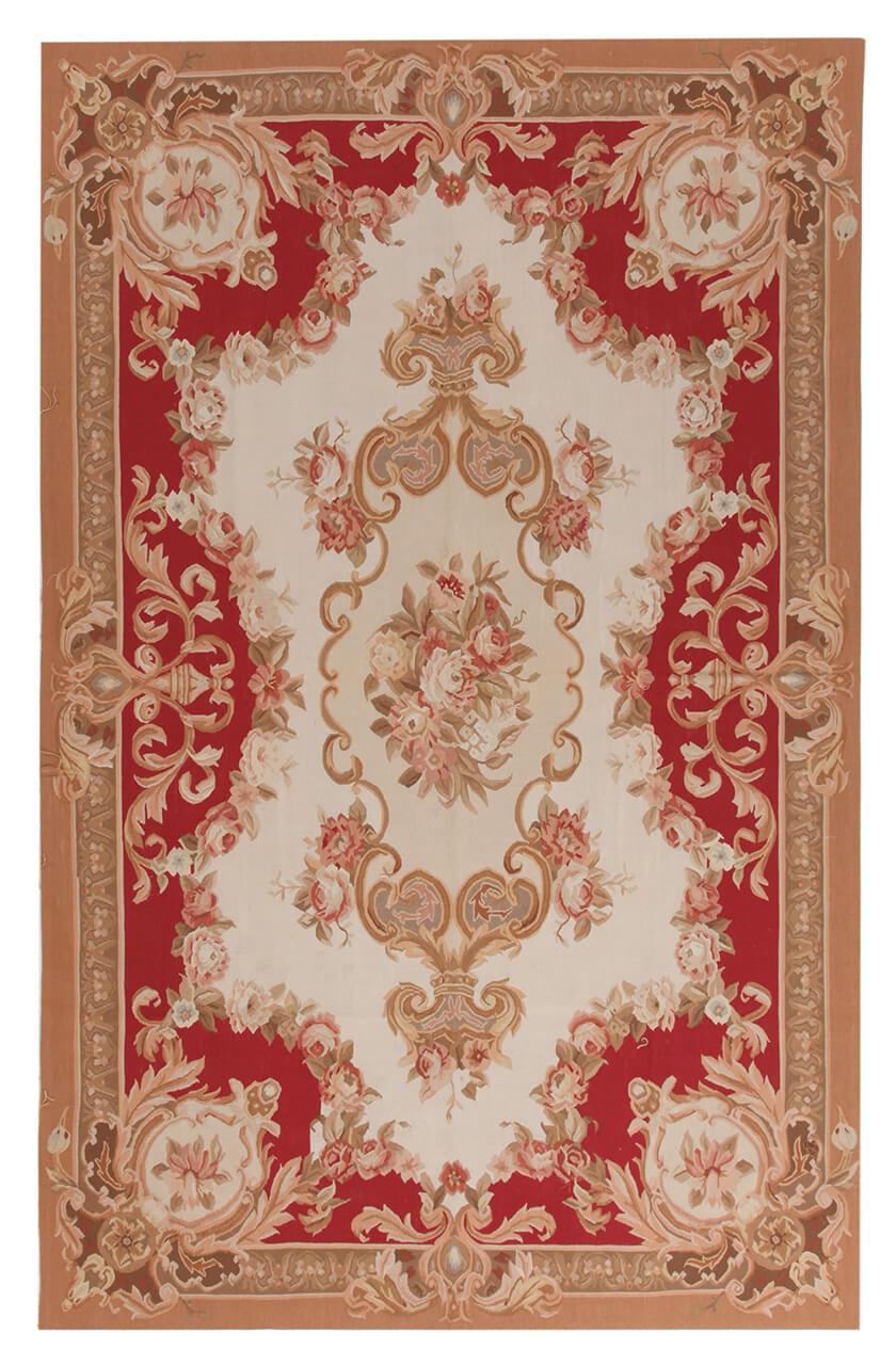 Et rektangulært tæppe i Aubusson-stil fra Kina med indviklede blomstermotiver i rød, beige og creme.