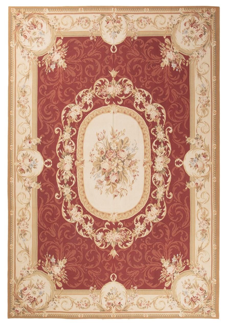 Et rektangulært tæppe i Aubusson-stil fra Kina med en rød baggrund og blomstermønstre.