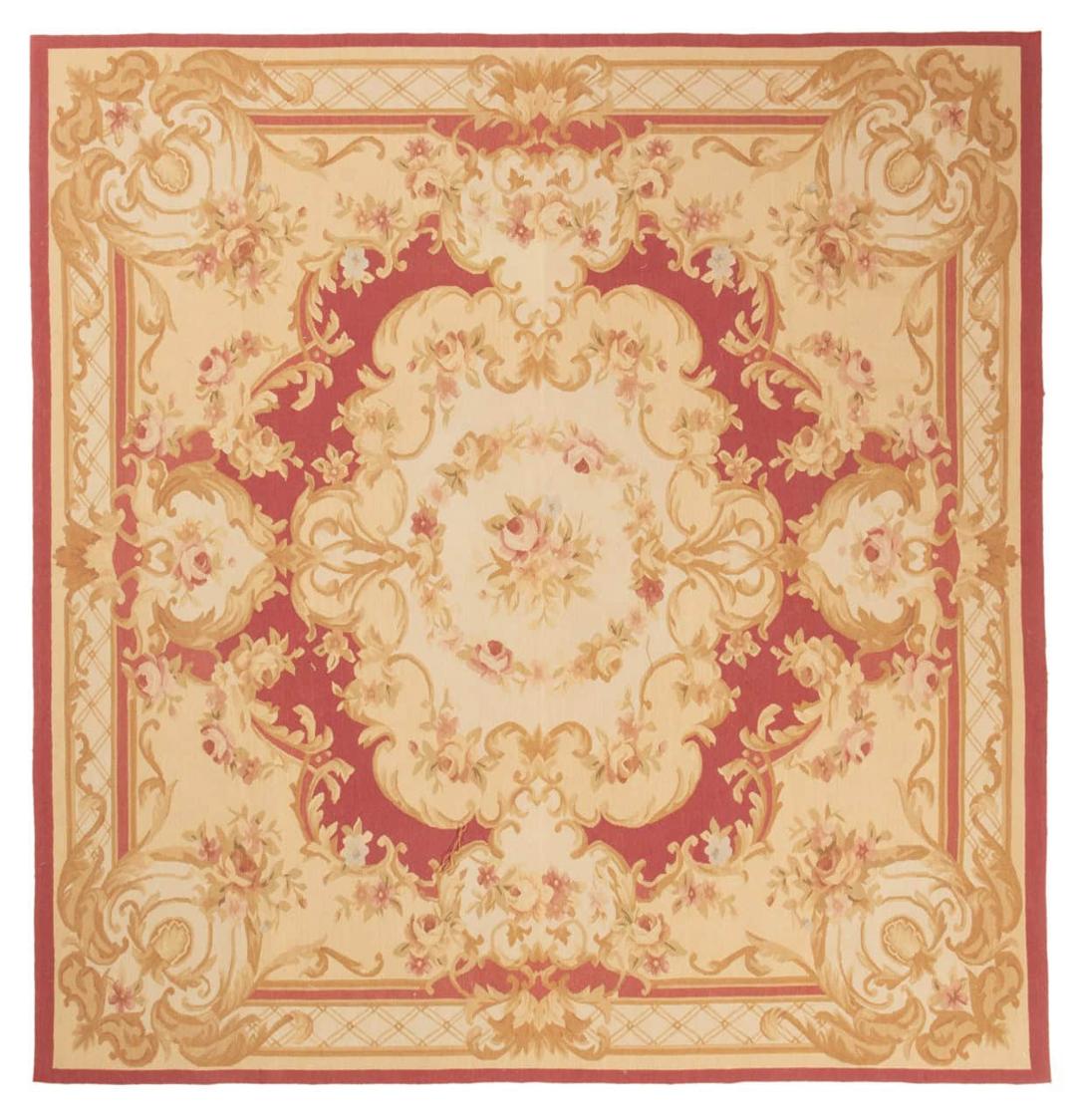 Et kvadratisk håndvævet tæppe i Aubusson-stil fra Kina med blomstermotiver i rød og beige