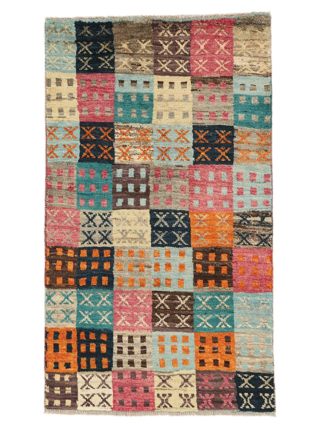 Un tapis multicolore vibrant noué à la main, originaire d'Afghanistan, avec un design patchwork géométrique.