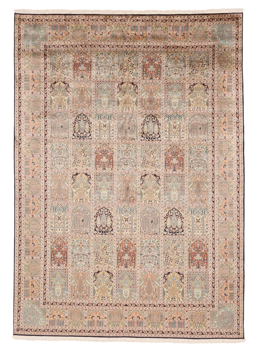 Et detaljeret Kashmir-silketæppe fra Indien med et beige og flerfarvet paneldesign.