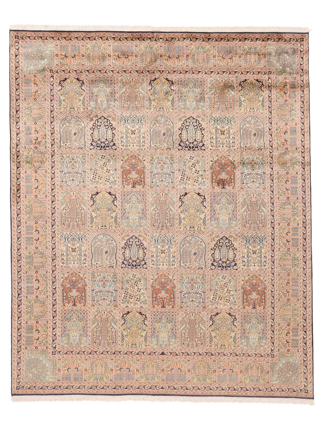 Handgeknoopt Kashmir zijden tapijt uit India in een zacht beige en meerkleurig tuinpatroon.