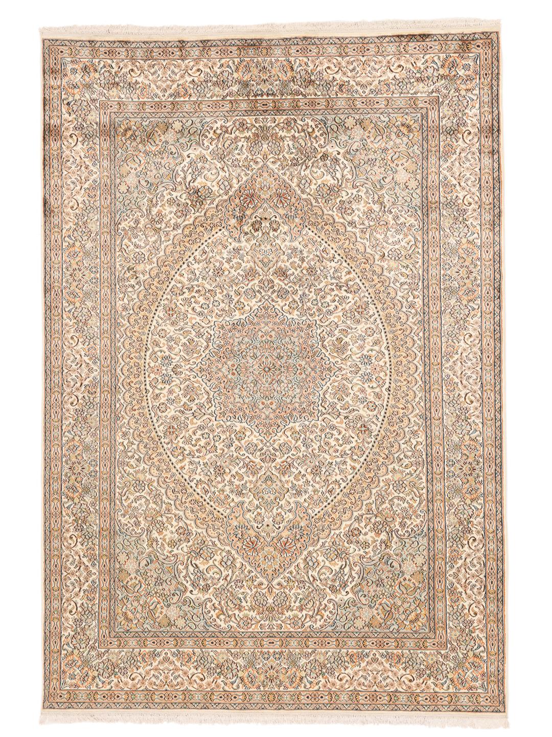 Een rechthoekig, handgeknoopt Kashmir zijden tapijt uit India met een delicaat beige bloemenmedaillonontwerp.