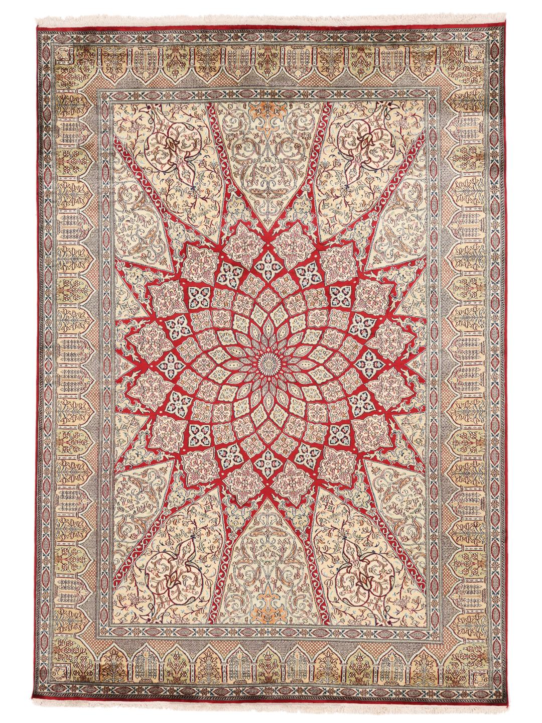 Een handgeknoopt Indiaas Kashmir zijden tapijt met een opvallend rood en beige bloemenmedaillonontwerp.