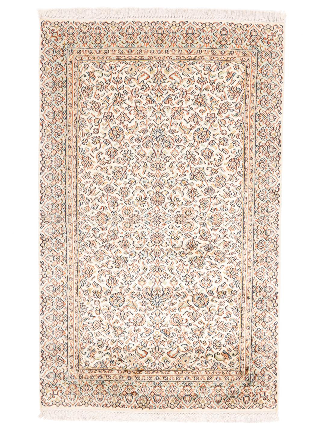 Et luksuriøst håndknyttet indisk Kashmir silketæppe med komplekse blomstermønstre i beige og bløde pastelfarver.