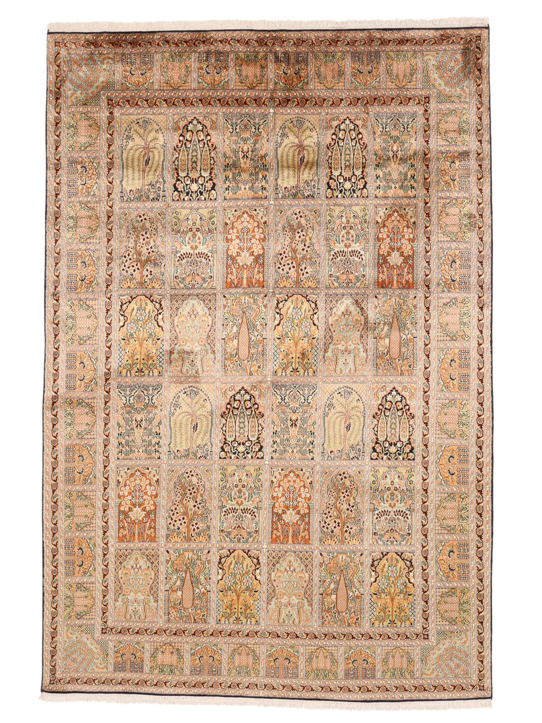Een luxueus handgeknoopt Kashmir zijden tapijt uit India in een zacht beige en meerkleurig palet met tuinpaneelmotieven.