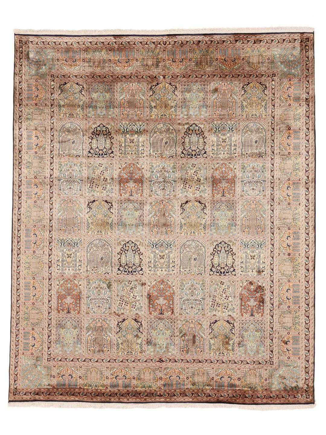 Een luxueus handgeknoopt Kashmir zijden tapijt uit India met een multicolor, op tuinen geïnspireerd patroon.