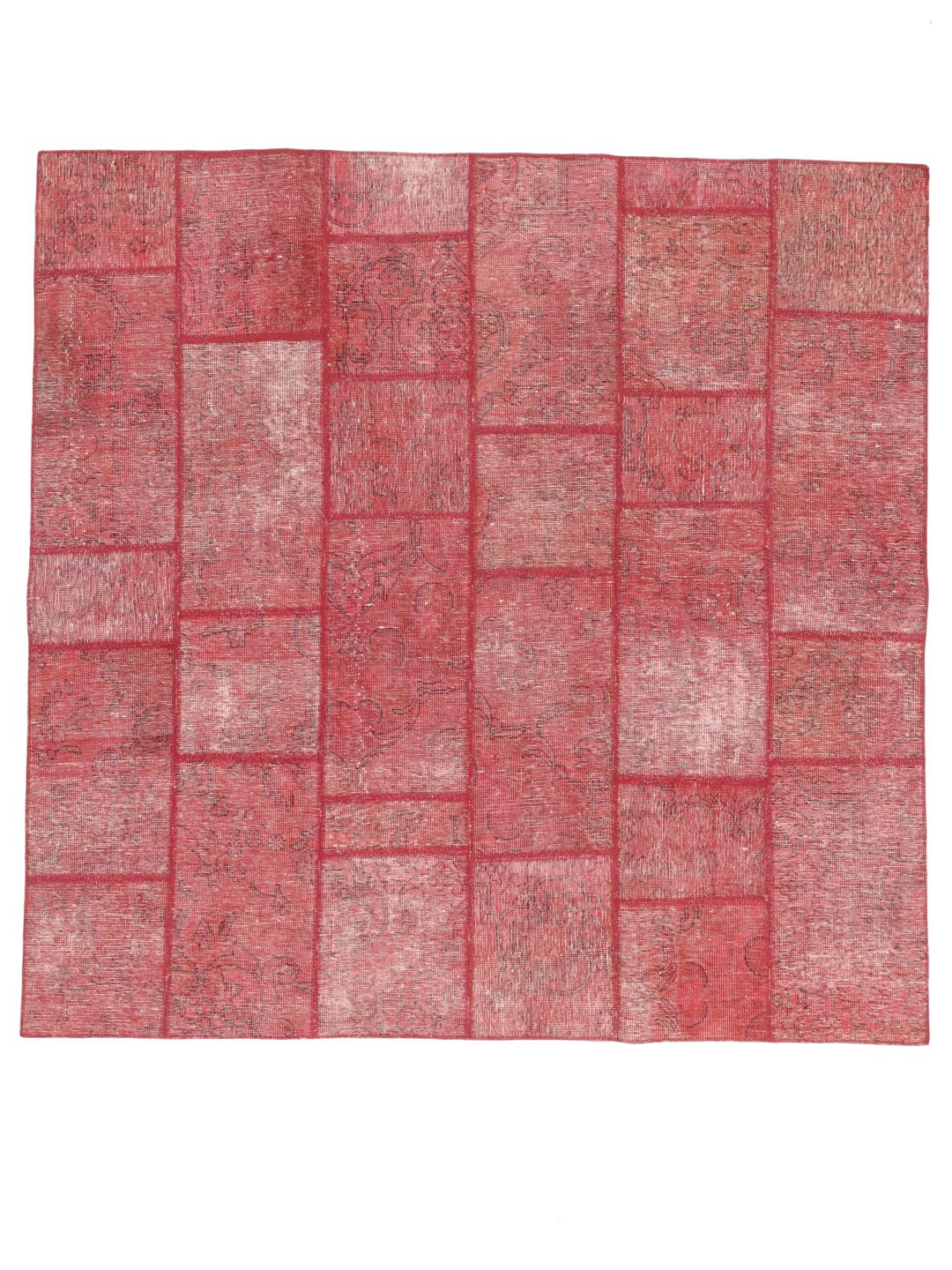 Et kvadratisk patchwork-tæppe med forskellige røde uldsegmenter fra Mellemøsten.
