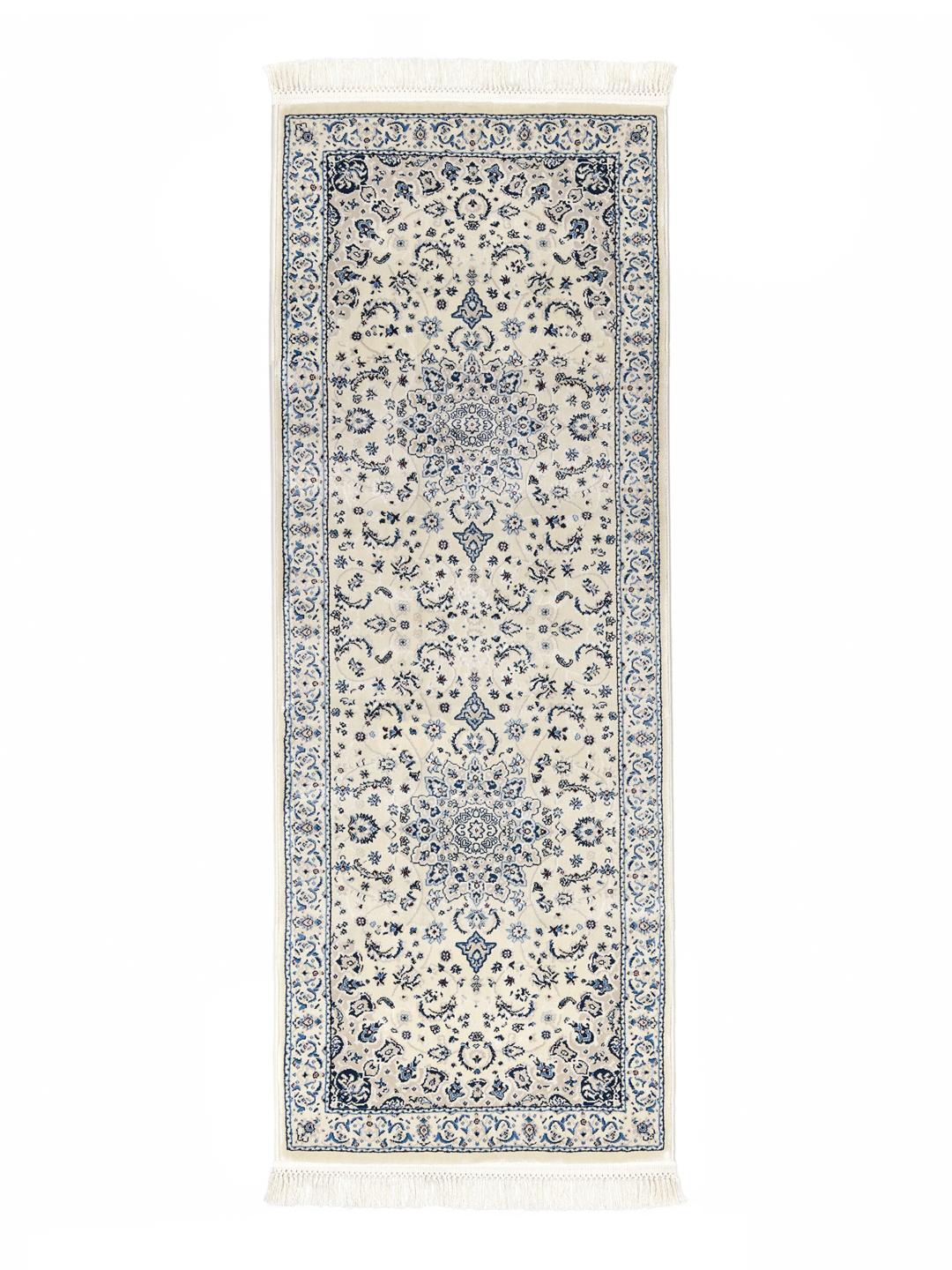 Een lange crème witte loper met blauwe florale details